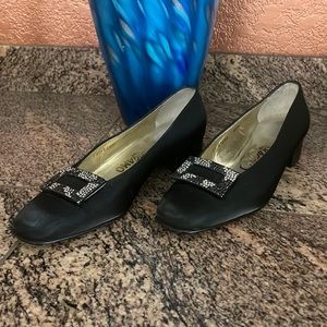 Black Salvatore Ferragamo Italy mid-heel peau de soie shoes w/ buckle 6.5 B
